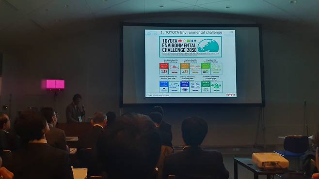 지난 1월 도쿄에서 열린 한 전문가 세미나에서 도요타의 나카니시 신지 전고체배터리 개발 치프엔지니어가 도요타의 전고체배터리 개발 상황을 발표하고 있다. /도쿄=최원석
