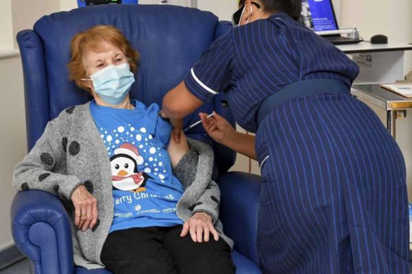 영국은 7일(현지시간) 91세인 마거릿 키넌 씨에세 영국에서 처음이자 세계 최초로 코로나19 백신을 접종했다. AP/연합뉴스 제공