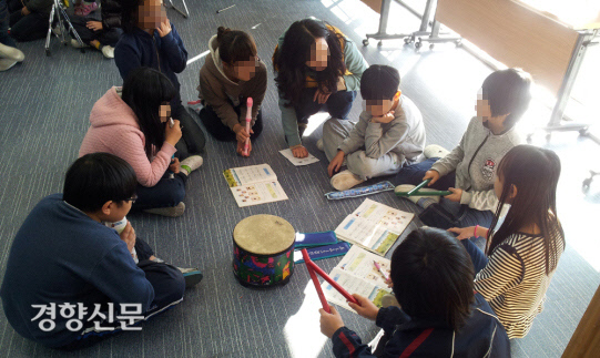 혁신학교로 지정된 서울의 한 초등학교 교실에서 음악수업 시간에 아이들이 둘러앉아 이야기를 하고 있다. 혁신학교는 강의 위주에서 벗어나 다양한 체험과 토론을 통한 전인교육을 지향한다. 경향신문 자료사진