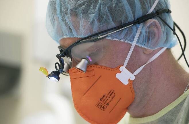 미국 테네시주 브리스틀에서 한 의사가 N95 마스크를 쓴 채 일하고 있다. /사진=[ 브리스틀=AP/뉴시스]