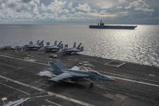 미국 해군 F/A 18E 슈퍼호넷 전투기가 지난 7월 남중국해를 항행하는 니미츠 항공모함 갑판 위에 착륙하고 있다. AP 연합뉴스