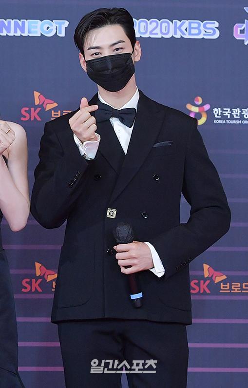 Photo] Cha Eun-woo, Shan Yi down Beautiful looksGroup Astro Cha Eun-woo poses at the red carpet event of the 2020 KBS Song Festival held at KBS in Yeouido, Seoul on the afternoon of the 18th.