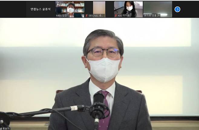 변창흠 국토교통부 장관 후보자가 18일 국토부 출입기자단과 진행한 한 온라인 간담회에서 질의에 답변하고 있다. 간담회 사이트 캡처·연합뉴스