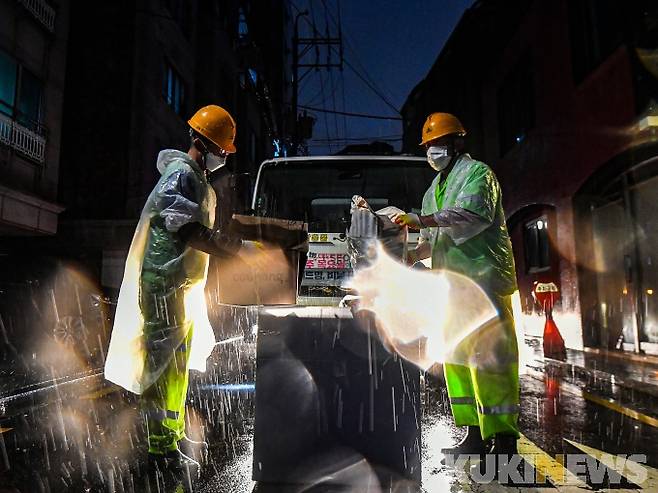 지난 9월8일 새벽 서울 송파구 삼전동 일대에서 환경미화원들이 재활용쓰레기들을 수거하고 있다. 박태현 기자 