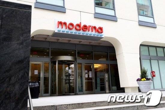 미국 제약사 모더나의 신종 코로나바이러스 감염증(코로나19) 백신이 식품의약국(FDA) 자문위원회로부터 긴급사용승인을 권고받으면서 시장은 관련주가 더 오를지 예의주시하고 있다./사진=로이터(뉴스1)