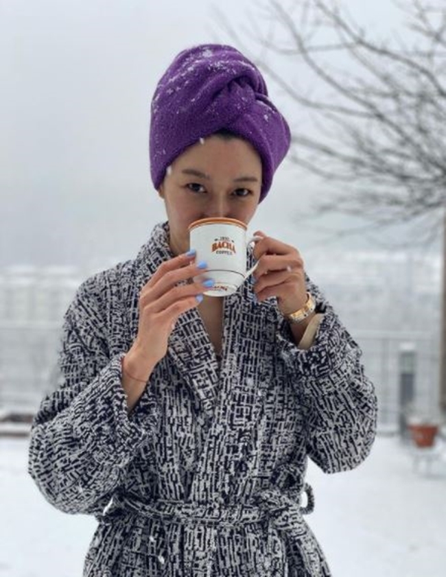 Byun Jung-soo, wearing a luxury gown and a cup of coffee like I went to Morocco [SNScut]Actor Byun Jung-soo enjoyed Morocco in everyday life.Byun Jung-soo took to personal Instagram on December 18 to say: Snowy day! Imagine it, run like a puppy and have a fragrant cup of coffee.It looks like a puppy. In the open photo, Byun Jung-soo is wearing a snowy day gown and enjoying a cup of coffee outdoors. The gown and hair towels double the coolness and give an admiration.The news is Kim No-eul