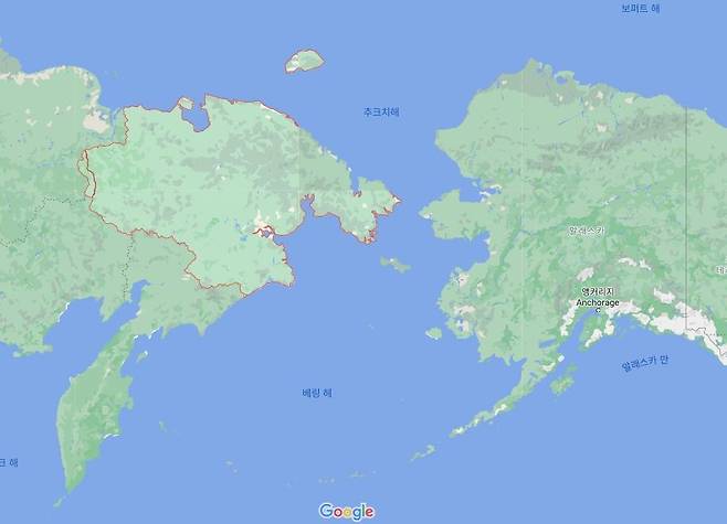 러시아 추코트카 자치구(왼쪽)와 미국 알래스카의 모습. [구글지도 캡처. 재배포 및 DB화 금지]