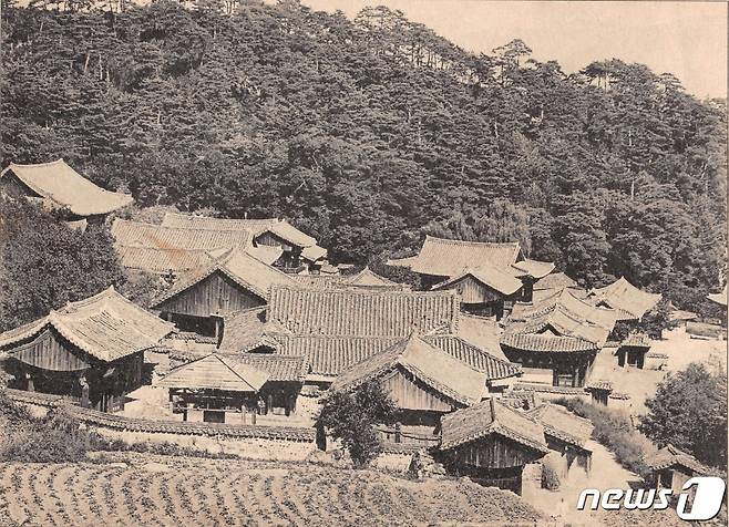 일제강점기 때 석왕사 전경. 당시에는 30개가 넘는 전각과 문루가 있었지만 6.25전쟁 때 불이문, 조계문, 설성동루, 호지문을 제외한 대부분의 전각들이 소실됐다. (미디어한국학 제공) 2020.12.19.© 뉴스1