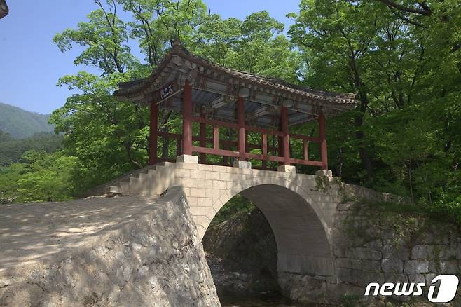 강원도 고산군에 있는 석왕사 초입의 불이문. (미디어한국학 제공) 2020.12.19.© 뉴스1