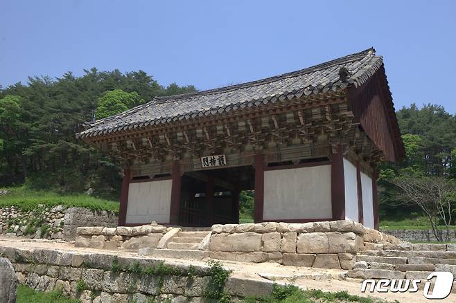 북한의 국보유적 제176호로 지정돼 있는 강원도 고산군 석왕사의 호지문. 2019년 호지문 뒤쪽으로 대웅전이 복원됐다. (미디어한국학 제공) 2020.12.19.© 뉴스1