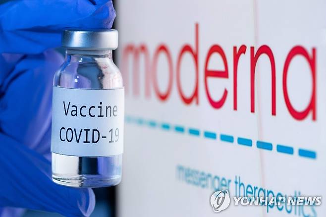 미 FDA가 긴급사용 승인한 모더나의 코로나19 백신 (파리 AFP=연합뉴스) 미국 식품의약국(FDA)은 18일(현지시간) 미 제약사 모더나가 개발한 신종 코로나바이러스 감염증(코로나19) 백신의 긴급 사용을 승인했다. 화이자-바이오엔테크 백신에 이어 두 번째다. 사진은 지난달 프랑스 파리에서 촬영된 모더나사의 로고와 코로나19 백신 모습. sungok@yna.co.kr