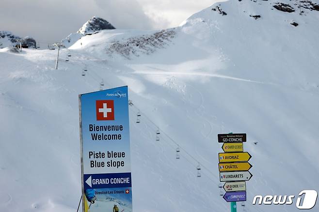샤텔에서 바라본 스위스 국경. 이 너머로 여행객들은 자유롭게 스키를 즐기고 있다. © 로이터=뉴스1