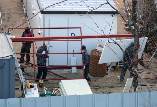 18일 서울 중랑구 서울의료원 컨테이너 임시병상 공사현장 모습. 뉴시스
