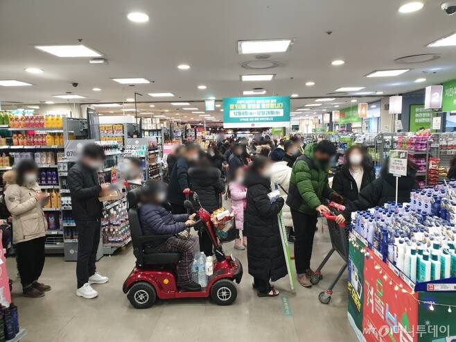 19일 오후 서울 노원구의 한 대형마트 계산대에 계산을 기다리는 고객들이 길게 줄서 있다.