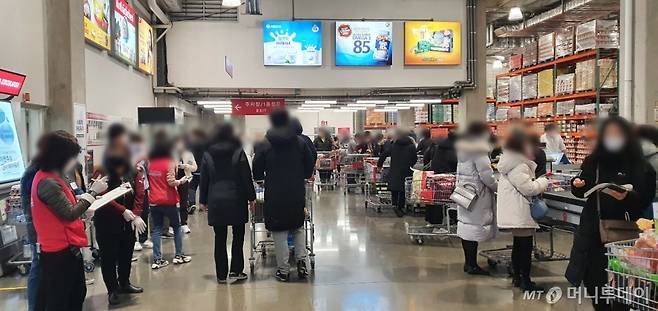19일 오전 서울 중랑구의 한 대형 창고형 할인점에서 고객들이 계산하고 있다.