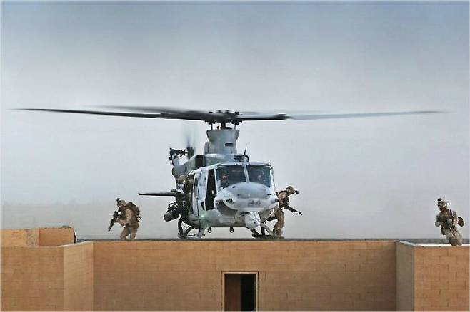UH-1Y 베놈 헬기에서 미 해병대원들이 내리고 있다. 사진의 헬기에는 공격용 로켓포드도 장착돼 있다. (사진=벨 홈페이지 제공)