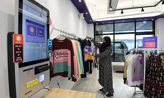 경기도 남양주에서 비너스 신드롬 무인 옷가게를 운영 중인 이혜일씨가 손님이 없는 사이에 옷을 정리하고 있다.