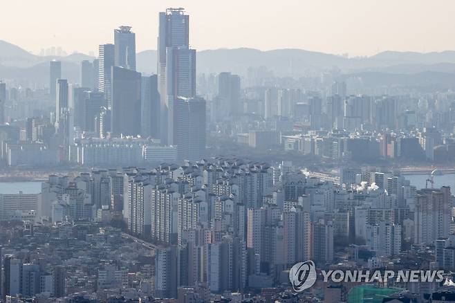 서울 남산에서 바라본 시내 아파트 단지 및 고층 빌딩 전경 [연합뉴스 자료사진]
