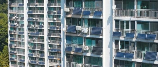 2018년 8월 22일 서울의 한 아파트 단지 베란다에 태양광 패널이 설치돼 있다. /이진한 기자
