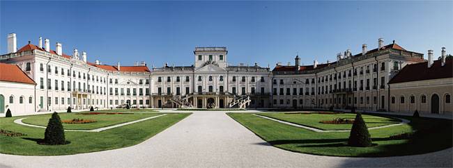 하이든이 오랜 시간 궁정음악감독으로 일한 에스테르하지 궁전. 사진 위키피디아