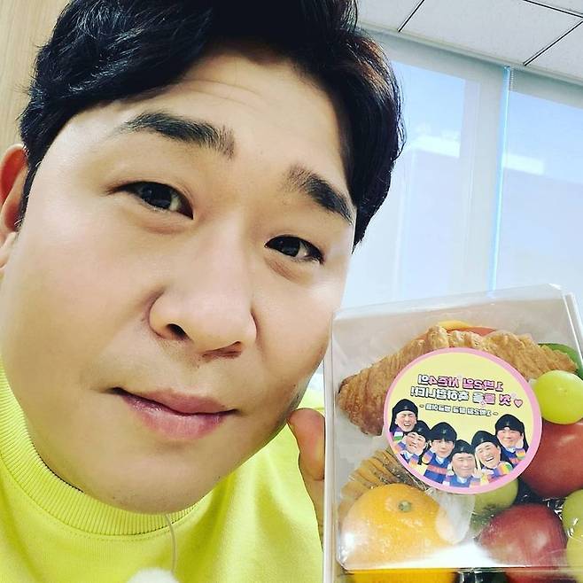 Comedian Moon Se-yoon greeted fans on 2 Days and 1 Night thank you.Moon Se-yoon wrote on his Instagram on December 20, Thank you fans for 1 night and 2 ^^ youre getting a good gift and writing well, so Ill work harder.  Thank you, I love you, he told fans on his first anniversary.  Continued, Jeong-hoon is an older brother! Ate well.  #1박2일 #1주년선물 #딘딘은왜짤렸지? #이해해줘종민이형은없다ᄒ #딘딘김종민사랑해 #돌잔치.In addition, the photos released showed kbs2 entertainment 2 days and 1 night members eating a gifted bento together, or certifying the fan art suspension film.Season 4 of 2 Days and 1 Night was won with great love only this year for its gentle taste performance since its first broadcast on December 8 last year.  It stars Moon Se-yoon, Yoon Jung-hoon, Kim Jong-min, Dinh Dinh, Kim Sun-ho and Ravi.
