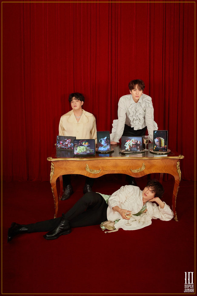 Comback Super Junior Shindong X Eunhyuk X Cho Kyuhyun unveils Dajae versatile unit Teaser water-in-water visualGroup Super Junior has unveiled a new Versatile Unit (Dajae Multifunctional Unit) Teaser Image following the Passionate Unit (Passion Unit).The Teaser, released on the morning of December 21, is a photo of the Versatile Unit Teaser consisting of Shindong, Eunhyuk and Cho Kyuhyun.Set in an intense velvet curtain, it shows a tablet PC with a food picture on an antique wooden table.This is the concept that brings to mind Leonardo da Vincis masterpiece, The Last Supper, which is an exquisite harmony of modern digital props in an antique atmosphere.The members visuals also rose in water.I finished a picture of a beautiful beautiful Teaser with a rich frill shirt and a necklace embroidered with colorful jewels.With fans attention focused on the different combinations of members they have never seen since their debut, expectations are high as the personal Teaser Image of Versatile Unit will be opened through Super Junior official SNS at 10 a.m. on the 22nd.Meanwhile, Super Juniors regular 10th album The Renaissance, which includes a total of 10 tracks of various genres, is scheduled to be released in January 2021.