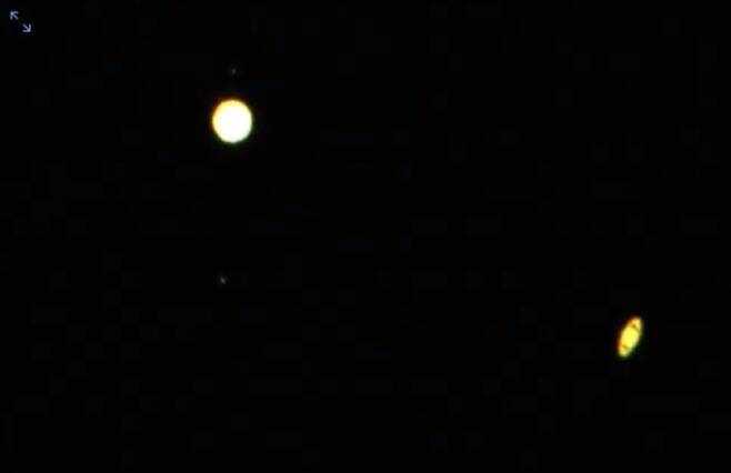 국립과천과학관이 21일 오후 중계한 목성과 토성의 만남. 왼쪽 위가 목성이고, 오른쪽 아래가 토성이다. 국립과천과학관 유튜브 영상 캡처