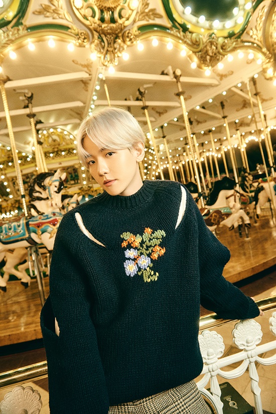 EXO Baekhyun, Sweet Lovesong Play Park released today (21st) Point is lyricsEXO Baekhyuns year-end music gift Amusement Park will be released.Baekhyuns new single, Amusement Park, will be released on various music sites at 6 pm on the 21st, and live videos with emotional charm can be seen simultaneously on YouTube and Naver TV SMTOWN channels.The new song Amusement Park is a medium tempo R&B song that harmonizes sweet piano, guitar melody and soft vocals of Baekhyun. The lyrics express the heart of the beloved opponent in contrast to the colorful scenery of the amusement park.I think the appreciation point is the lyrics, said Baekhyun. I feel like I really went to an amusement park, so I feel more immersed.You can listen at night, and if you listen to it when you are alone, you will feel like dating. Photo: SM Entertainment