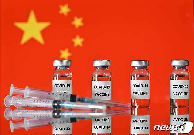 중국 오성홍기와 실험용 코로나19 백신. © AFP=뉴스1