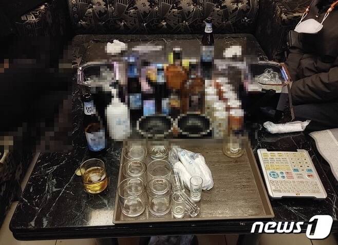 불법 영업을 하다가 단속에 적발된 유흥주점.(부산경찰청 제공)© 뉴스1