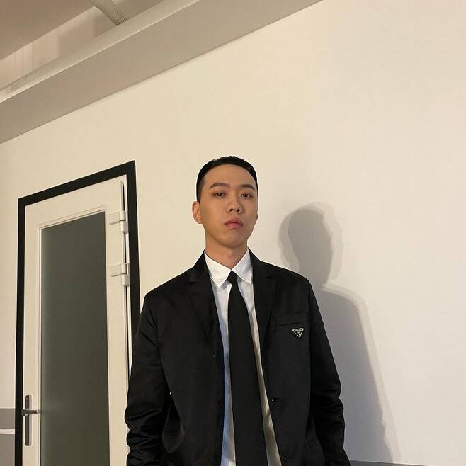 BewhY, youre better off getting married..Hotness ExplosionRapper BewhY has been telling the latest news.BewhY posted three photos on December 21 with an article entitled If you get your bangs down, your forehead tickles.BewhY in the public photo is staring at the camera in a neat figure wearing a luxury suit, capturing the attention with a warm appearance and a sophisticated atmosphere.Meanwhile, BewhY married a non-entertainment woman last October after eight years of dating.
