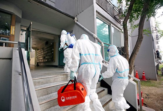 지난 8월 26일 오후 코로나19 집단감염이 발생한 서울 구로구 한 아파트에서 보건소 직원들이 방역을 하고 있다. 뉴시스