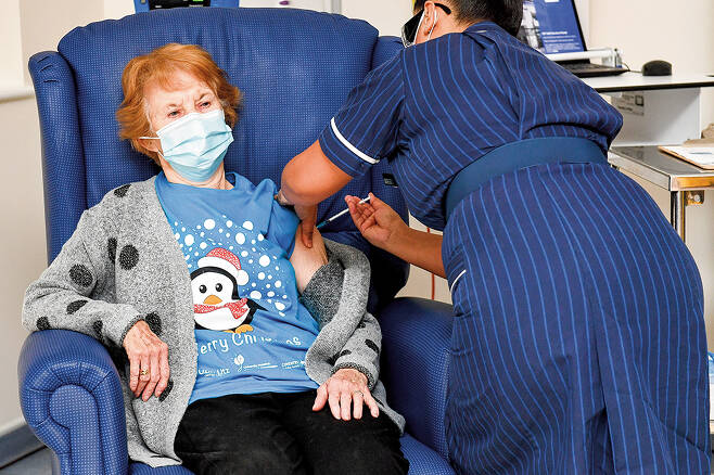 지난12월 8일(현지시각) 영국 잉글랜드의 한 병원에서 세계 최초로 코로나 백신을 접종 받고 있는 마가렛 키넌(90세)./사진=로이터