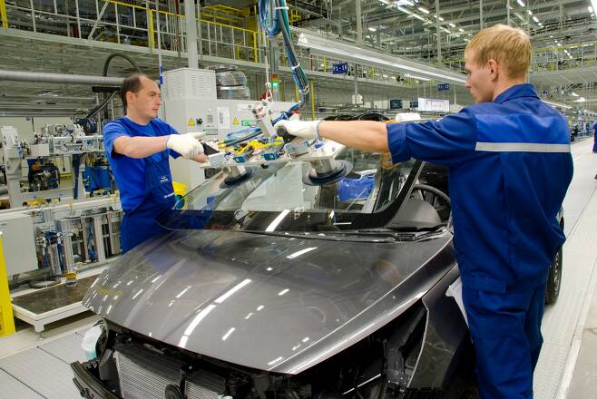 현대자동차가 러시아 상트페테르부르크 인근 제너럴모터스(GM) 공장을 인수하며 시장 점유율 1위를 노린다. 사진은 현대차 러시아공장 의장라인. /사진제공=현대차