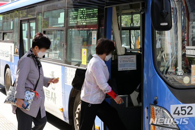 [서울=뉴시스]이윤청 기자 = 지난 10월5일 서울 강남구 강남역 인근에서 시민들이 마스크를 쓰고 버스에 탑승하고 있다. 2020.10.05. radiohead@newsis.com <사진은 기사내용과 관련 없습니다.>