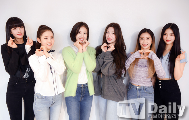 STAYC Lovely GirlsNew group STAYC (/STAYC SUMIN Shi-eun Isa Se-eun Yoon Jae-yi) recently conducted an interview with TD Habit at the high-up entertainment practice room of the agency located in Mapo-gu, Seoul.STAYC is a group produced by Black Eyed Pil Seung, who is a hit maker.He was an acronym for Star To A Young Culture and debuted with the aspiration to become a star leading a young culture.The talented group, STAYC released its first single Star To A Young Culture on the 12th of last month.The album included the title song So Bad (SO BAD) and the song LIKE THIS.So Bad is a song written and produced by Black Eyed Pil Seung and the whole army, expressing the pride of the teens who speak their hearts without hiding, although it is the beginning of poor love.Shi-eun said, It is the first song produced by the producers of Black Eyed Pil Seung for us.It is a new genre of song called Tinfresh, which expresses his mind without hiding and expresses his teenage pride. Rike Dis is a song of R & B trap genre that starts with a refreshing atmosphere that seems to meet the morning that is contrary to the title song.In front of her first love, she still has the words that she wants to love with courage, although she is still dangerous and scary. Isa introduced it as a song that can see cute performances and many chemis.After the introduction of the songs, the members introduced the killing part and point choreography of the activity song.Se-euns part, I like you, I like it, is a killing part that Black Eyed Pil Seung picked up himself, and the point choreography is My Head Dance using the head, hands and pelvis.