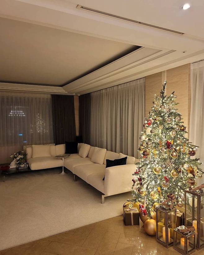 Actor Lee Si-young has unveiled the Christmas atmosphere living room.On December 24, Lee Si-young posted three photos on his instagram with an article entitled Merry Christmas.In the open photo, Lee Si-youngs living room is spewing out the glowing light of The Christmas Tree.The netizens who watched the photos responded that Tree is so beautiful and Christmas atmosphere.Meanwhile, Lee Si-young appeared in the Netflix original series Sweet Home.