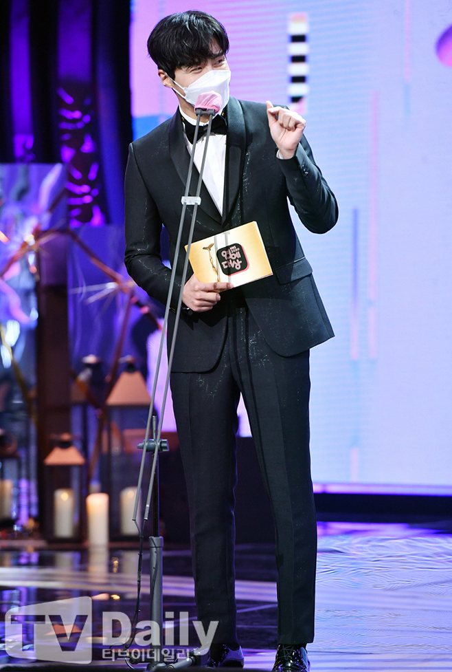 The 2020 KBS KBS Entertainment AwardsSocial Jun Hyun-moo, Kim Jun-hyun, and Jeon Se-yeon) were held on the evening of 24 Days.Candidates for the 2020 KBS Entertainment Awards are Season 4 for 1 Night 2 Days, dogs are excellent, immortal masterpieces, boss ears are donkey ears, living men, Superman is back, and a new story is on the rise, and Kim Sook, Kim Jong-min, Sam Hammington family, Lee Kyung-gyu and Jun Hyun-moo were selected as candidates for this year.The 2020 KBS Entertainment Awards, which will be held as non-face-to-face and non-passenger in the aftermath of Corona 19, will be broadcast on KBS2 at 8:30 pm on 24 Days.Photo: KBS