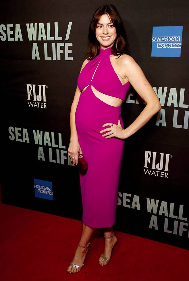 앤 해서웨이_ 난임으로 오랫동안 고생한 그는 SNS에 옆집 언니 같은 친근한 D라인 셀카를 올려 쉽지 않은 임신이었다며 큰 기쁨을 알렸다.