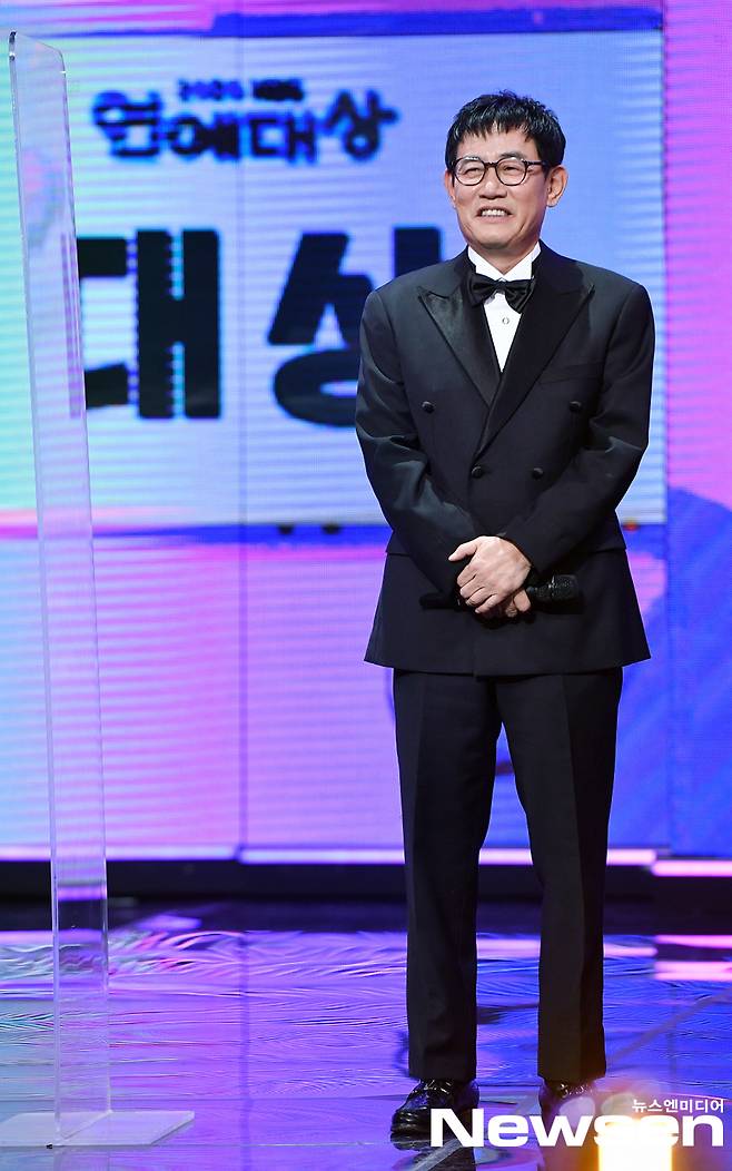 The 2020 KBS Entertainment Awards Ceremony was held at the public hall of KBS New Building in Yeouido, Yeongdeungpo-gu, Seoul on December 24th.Lee Kyung-kyu was on the target candidate on the day.2020 KBS Entertainment Awards Prize winner (played)▲ Grand Prize - Kim Sook (Presidents ear is donkey ear) ▲ Best Program Award - 2 Days & 1 Night Season 4 ▲ Reality Grand Prize - Poppin Hyun Jun Park Ae-ri (Salim Men 2), Hyun Joo-yeop (Presidents ear is donkey ear) ▲ Show Variety Grand Prize - Moon Se-yoon (2 Days & 1 Night Season 4) ▲ Reality Excellence Prize - Lee Lee Lee (New Prize) Show Variety Excellence Award - Dindin (2 Days & 1 Night Season 4), Reality Best Entertainer Award - Yang Chi-seung (Presidents ear is donkey ear), Oh Yoon-a (New Star-started shortstorang), Ryu Soo-young (New Star-started shortstorang), Show Variety Best Entertainer Award - Yeon Jung-hoon (2 Days & 1 Night Season 4, Hong Kyung-min (Endless Masterpieces, etc.), Seung-hee (Basketball at Football End) ▲ Best Couple Award - Choi Yang-rak Pang Hyun-sook (Saving Men 2), Kim Ye-rin Yoon Ju-man (Saving Men 2), Suvin Arryn (Music Bank) ▲ Best Challenge Award - Zombie Detective ▲ Producer Special Award - Lee Young-ja (New Best Presented Best Story), Song Eun-i (Problemson in Rooftop Room) ▲ Special Program Award - South Korea Again Na Hoon-a ▲ Hot Issue Entertainment Program Award - Dogs Are Incredible ▲ Digital Content Award - Kim Gura (Guracheol) ▲ DJ Award of the Year - Cho U-jong (FM Acting of Cho U-jong) ▲ Staff of the Year Award - Ha Dong-geum h Korea Again Na Hoon-a, Jang Ji-won (e.g., immortal masterpieces, etc.), rookie DJ award - Kang Ha-na (e.g., boosting the volume of Kang Han-na), writer award - Kim Ji-eun (e.g., South Korea Again Na Hoon-a), Best icon award - Superman returns children ▲ Show variety rookie award - Kim Sun-ho (2 Days & 1 Night season 4) ▲ Reality Rookie of the Year - Kim Il-woo (Man Who Lives 2), Kim Jae-won (Newborn Best Story) ▲ Best Teamwork Award - Live throughout the year