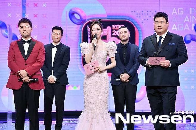 The 2020 KBS Entertainment Awards Ceremony was held at the public hall of KBS New Building in Yeouido, Yeongdeungpo-gu, Seoul on December 24th.Jun Hyun-moo, Jin Se-yeon and Kim Joon-hyun are closing the day.2020 KBS Entertainment Grand Prize winner (played)▲ Grand Prize - Kim Sook (Presidents ear is donkey ear) ▲ Best Program Award - 2 Days & 1 Night Season 4 ▲ Reality Grand Prize - Poppin Hyun Jun Park Ae-ri (Salim Men 2), Hyun Joo-yeop (Presidents ear is donkey ear) ▲ Show Variety Grand Prize - Moon Se-yoon (2 Days & 1 Night Season 4) ▲ Reality Excellence Prize - Lee Lee Lee (New Prize) Show Variety Excellence Award - Dindin (2 Days & 1 Night Season 4), Reality Best Entertainer Award - Yang Chi-seung (Presidents ear is donkey ear), Oh Yoon-a (New Star-started Pyeonstorang), Ryu Soo-young (New Star-started Pyeonstorang), Show Variety Best Entertainer Award - Yeon Jung-hoon (2 Days & 1 Night) Season 4), Hong Kyung-min (Endless Masterpieces, etc.), Seung-hee (Football Horseball Baseball), Best Couple Award - Choi Yang-rak Pang Hyun-sook (Salim Men2), Kim Ye-rin Yoon Ju-man (Salim Men2), Suvin Arryn (Music Bank), Best Challenge Award - Zombie Detective, Producer Special Award - Lee Young-ja (New Star-starting Pyeon-storang), Song Eun-i (Ok) Problem Sons in Tower Rooms ▲ Special Program Award - South Korea Again Na Hoon-a ▲ Hot Issue Entertainment Program Award - Dogs are Excellent ▲ Digital Content Award - Kim Gura (Guracheol) ▲ DJ Award of the Year - Cho U-jong (FM Acting of Cho U-jong) ▲ Staff of the Year Award - Ha Dong-geum Na Hoon-a, Jang Ji-won (e.g., endless masterpieces), rookie DJ, Kang Ha-na (e.g., boosting the volume of Kang Han-na), writer-Kim Ji-eun (e.g., South Korea Again Na Hoon-a), Best Icon Award - Superman returns children, Show variety Rookie of the Year, Kim Sun-ho (2 Days & 1 Night Season 4), Reality Rookie of the Year - Kim Il-woo (Man Who Lives 2), Kim Jae-won (Newborn Story) ▲ Best Teamwork Award - Live throughout the year