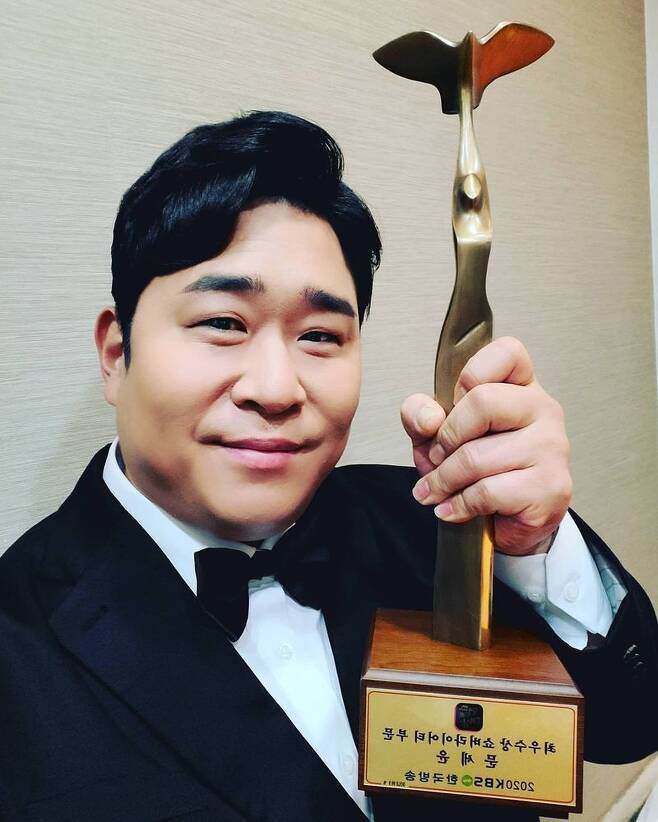 Moon Se-yoon gave his impression of winning the Grand Prize in the variety category of the 2020 KBS Entertainment Grand Prize.Moon Se-yoon said on December 25th, I was worried about what to write, but now Im uploading Grand Prize and program prize.It was a very grateful day. Moon Se-yoon won the Grand Prize in the show variety category at the 2020 KBS Entertainment Grand Prix broadcast on the 24th.Moon Se-yoon, who made his debut in 2001, won his first trophy in Entertainment Grand Prize in 20 years.In the photo, Moon Se-yoon enjoyed the atmosphere of the awards ceremony by posting a group photo taken with the members of the production team after the program awards, a Dindin who won the show variety category, and Kim Sook who won the award.Moon Se-yoon said, Even though I will be tired, I will always laugh and make the atmosphere of the filming scene easier. One night and two days.A sincere preference! Gyomi Dindin! The youngest Ravi! The stage was the best yesterday.I think I have a lot of goodwill to be able to join them.  I will be more and more fun and funny in the future. Thank you for your congratulations.Merry Christmas, he said.In the meantime, Moon Se-yoon laughed by adding a hashtag called # 1 night 2 days # Thank you # I will not eat pork belly for 3 months from today # I will eat ribs of shrimp,