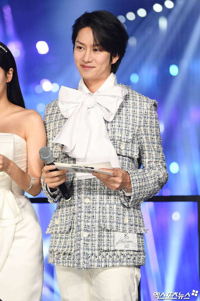 Super Junior Kim Hee-chul, who attended SBS KPop year-end festival in Daegu, which was pre-recorded on the afternoon of the 25th, greets him.