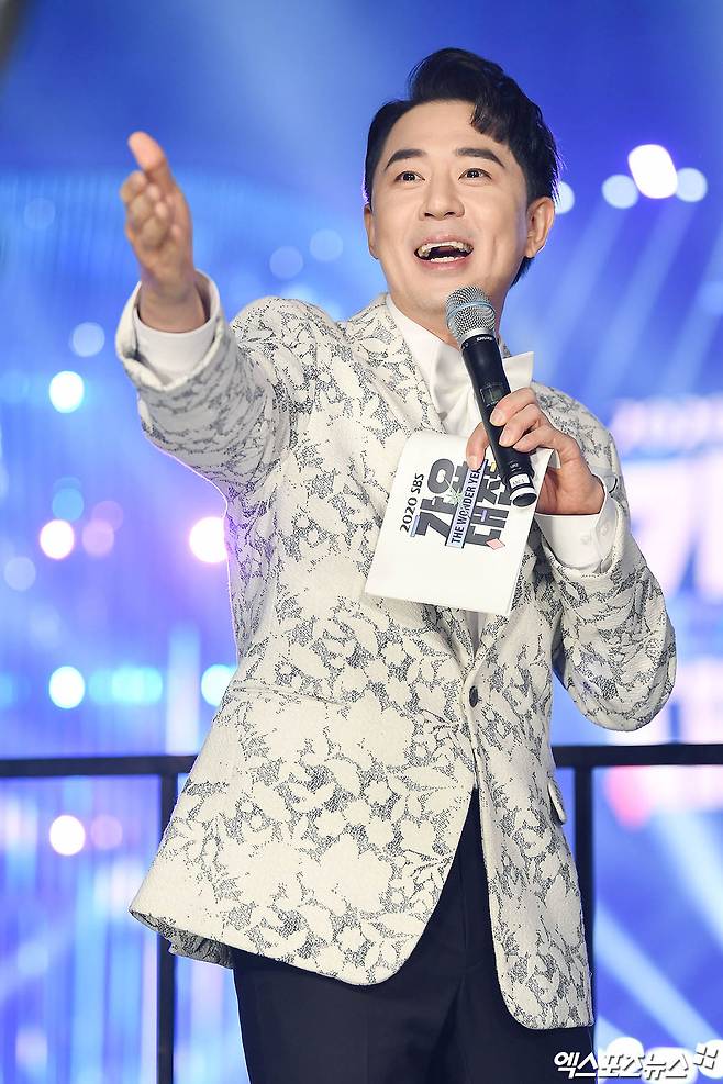 Boom, who attended SBS KPop year-end festival in Deagu which was pre-recorded on the afternoon of the 25th, greets him.