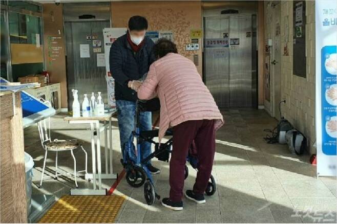 속초지역의 한 요양병원 입구에서 한 어르신이 출입 전 위생장갑을 착용하고 있다. (사진=유선희 기자)