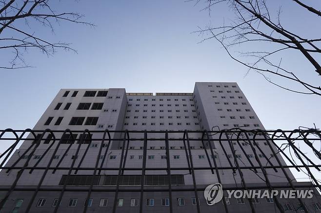 대규모 집단감염 다시 발생한 서울 동부구치소 (서울=연합뉴스) 류영석 기자 = 25일 오전 신종 코로나바이러스 감염증(코로나19) 신규 확진자가 288명 발생한 서울동부구치소의 모습. 2020.12.25 ondol@yna.co.kr