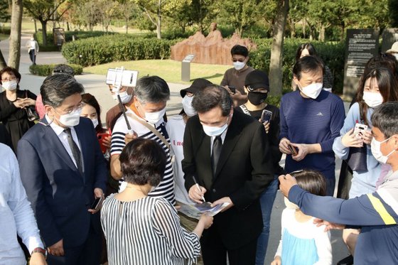 이낙연 더불어민주당 대표가 1일 김해 봉하마을에서 고 노무현 대통령 묘소 참배를 마치고 시민들과 만나고 있다. 뉴스1