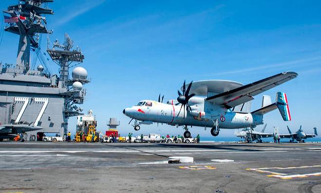 프랑스 해군항공대 소속 E-2C 조기경보통제기가 항공모함에 착함을 시도하고 있다. 미 해군 제공