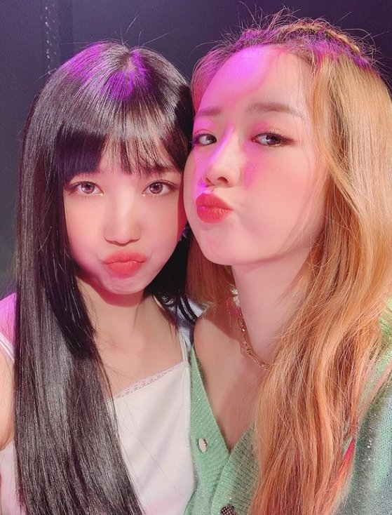 Group Apink Yoon Bomi has unveiled the Online Concert Behind Cut.On the 28th, Yoon Bomi posted three photos on his SNS with an article entitled Thank you Panda (Fandum names) I was so happy today.The photo released was a behind-the-scenes cut of the Pinks solo online performance Pink of the Year on the 27th.Bomi poses with members Oh Ha-young, Park Chan-long and Jung Eun-ji, and emits fresh charm.The fans who encountered the photos responded such as I had a lot of trouble, I love Apink and Thank you for good memories.On the other hand, Yoon Bomi is appearing in MBC Everlon drama Please do not meet the man and web Entertainment Witches.