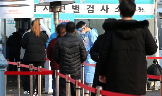 28일 서울역 광장에 마련된 코로나19 중구임시선별검사소에서 시민들이 검사를 받기 위해 줄을 서 기다리고 있다. 연합뉴스